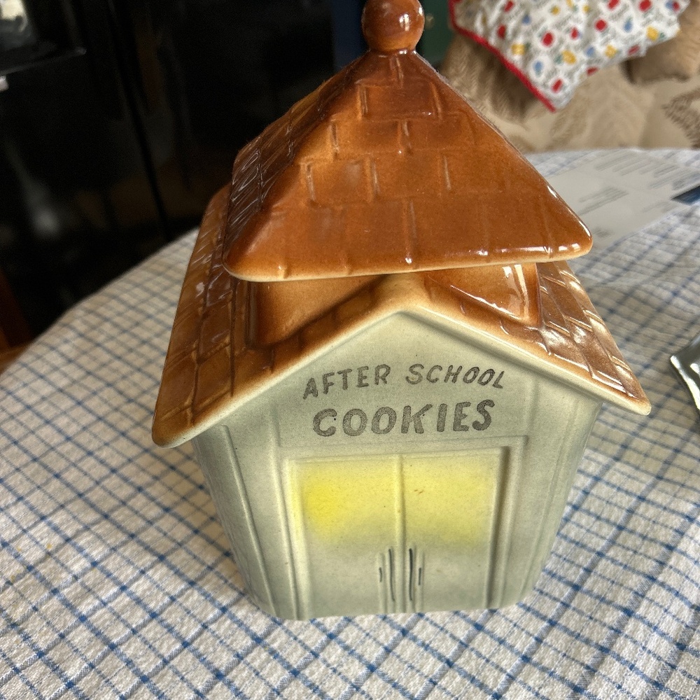 Vintage cookie jar (1950s)